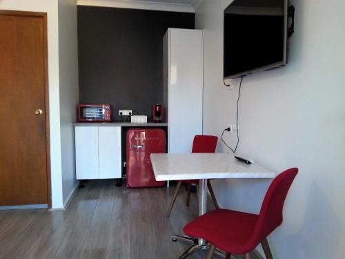 Una televisión o centro de entretenimiento en Kurri Motor Inn