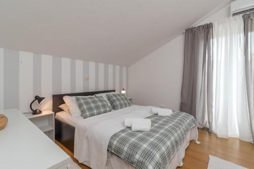 Ένα ή περισσότερα κρεβάτια σε δωμάτιο στο Apartments Vojin