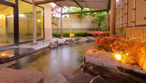 a pond in the middle of a building at Hotel Hana Isawa in Fuefuki
