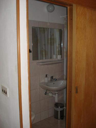 Ένα μπάνιο στο Apartments Luka