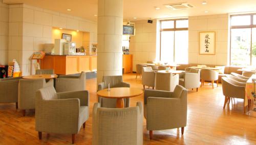 笛吹市的住宿－花澤酒店，一间在房间内配有桌椅的餐厅
