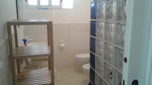 ヴルカーノにあるVilla Fumarolaのバスルーム(トイレ、洗面台、鏡付)