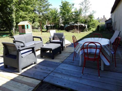 d'une terrasse avec une table et des chaises. dans l'établissement La fabrique, à Romorantin-Lanthenay