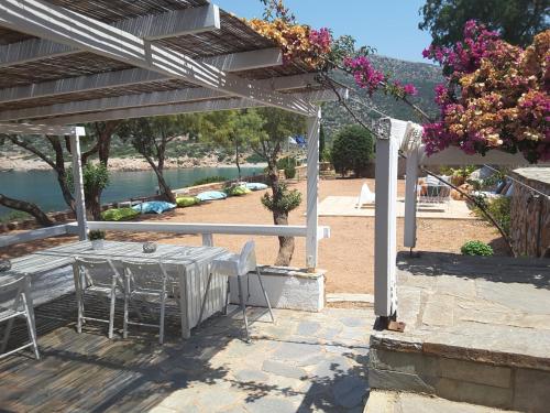 Gallery image of Louiza Apartments in Pyrgi