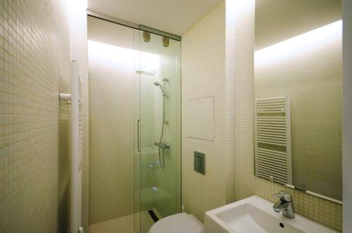 Bathroom sa Design Apartment in Park