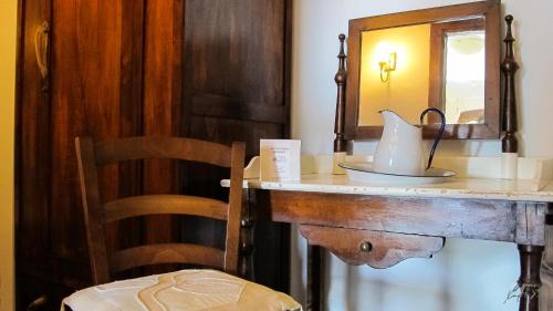 einen Schminktisch mit einem Spiegel und einem Stuhl in der Unterkunft Agriturismo Morgan in Montebelluna