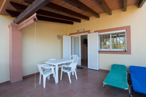 a patio with a table and chairs and a window at Ca Sa Vilda in Es Pujols