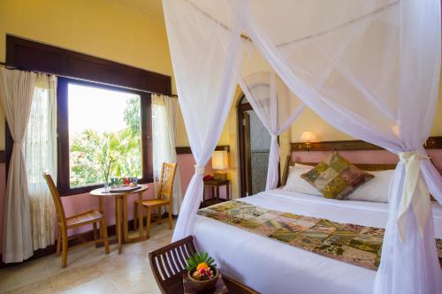 Ubud Aura Wellness Sanctuary房間的床