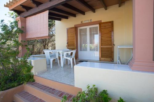 a patio with a table and chairs on a house at Ca Sa Vilda in Es Pujols
