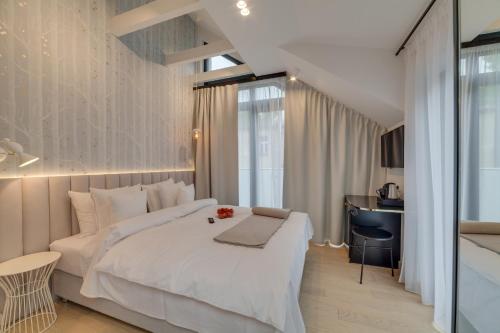 1 dormitorio con 1 cama blanca grande y escritorio en Hello Haffner en Sopot