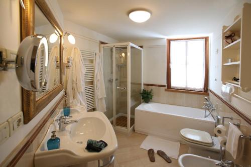 Koupelna v ubytování Alpen Suite Hotel