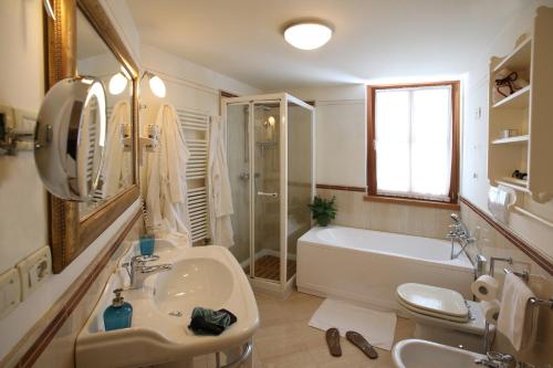 Ванная комната в Alpen Suite Hotel
