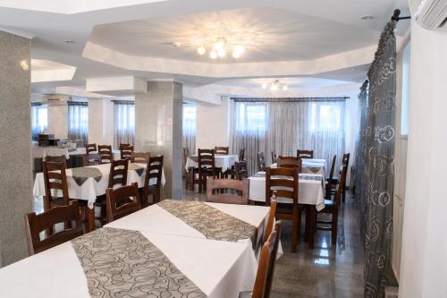 北埃福列的住宿－Hotel Clas，一间带桌椅的餐厅和一间用餐室