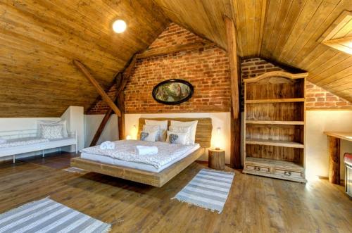 Łóżko lub łóżka w pokoju w obiekcie Slezský Grunt