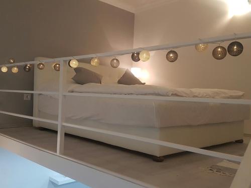 ブダペストにあるLittle Luxury Apartmentの白い二段ベッド(壁に照明付)