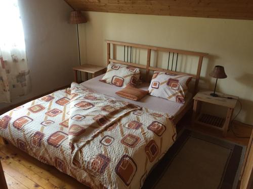 Huty的住宿－Apartments Huty，一间卧室配有一张带被子和枕头的床