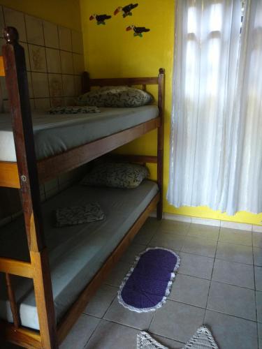 a room with two bunk beds and a window at Ouro Grosso Chales in Iporanga