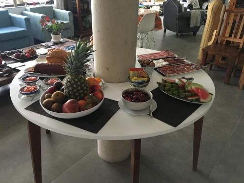 VillamielにあるEl Sosiegoの白いテーブル(果物・野菜付)
