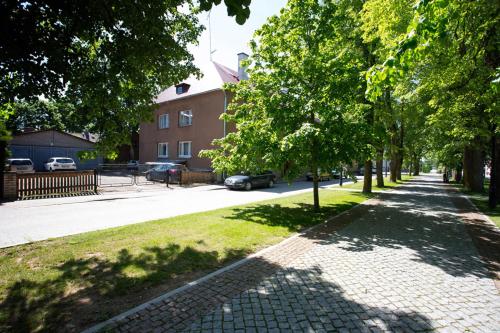a sidewalk with trees and a building and a street at Katariina Apartment in Võru