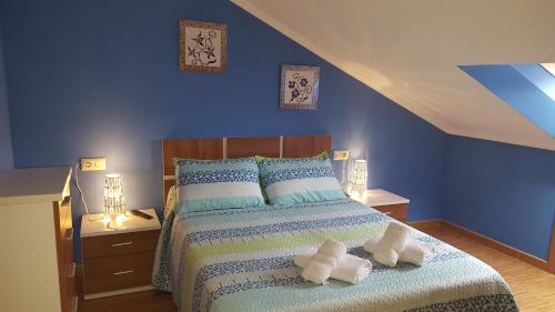 A bed or beds in a room at Alojamientos A Pedra