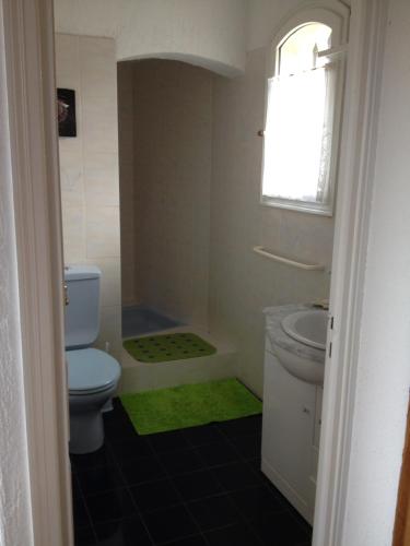 a bathroom with a toilet and a tub and a sink at Lac Saint Esprit in Fréjus
