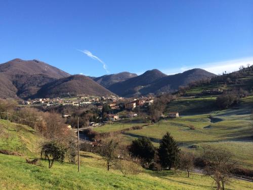 Villongo SantʼAlessandroにあるB&B Videttiの山を背景にした谷の小さな村
