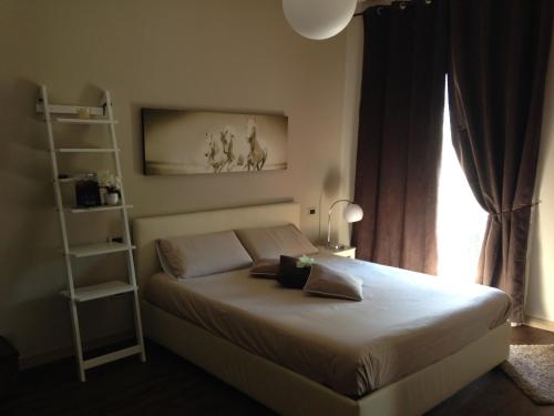 1 dormitorio con cama y estante para libros en B&B Videtti, en Villongo SantʼAlessandro