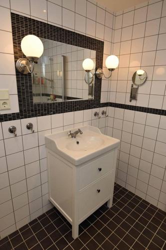 a bathroom with a sink and a mirror at Lägenhet centralt Lysekil in Lysekil