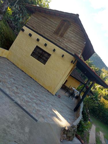 an overhead view of a house with a table in front at Ouro Grosso Chales in Iporanga