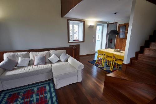 a living room with a white couch and a table at Casa do Vizinho in Porto Judeu