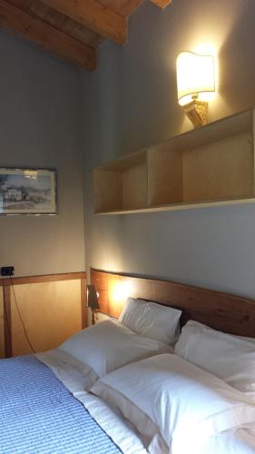 a bedroom with two beds and a light on the wall at Sostio a Levante in Framura