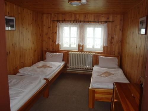 Habitación con 2 camas y ventana en Moravská Bouda, en Špindlerův Mlýn