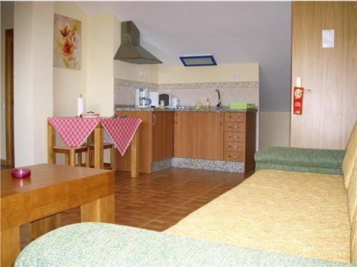 - une cuisine avec une table et un comptoir dans l'établissement Apartamentos María Del Carmen, à Torremolinos