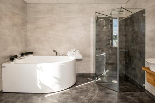 A bathroom at Strandpiren Hotell