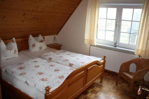 ボルテンハーゲンにあるZur-alten-Schmiede-I-Linksのベッドルーム(ベッド1台、窓付)