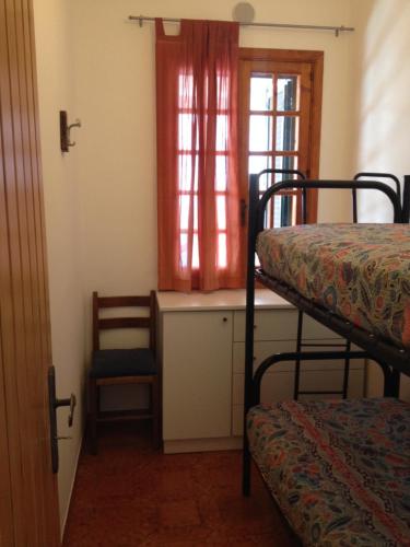 ガリポリにあるVillino dei muralesのベッドルーム1室(二段ベッド2台、窓付)が備わります。