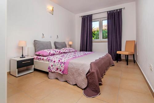 a bedroom with a bed and a window at Dietro la grotta in Rovinj