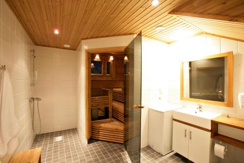 Ванная комната в Ounasvaaran Lakituvat Chalets