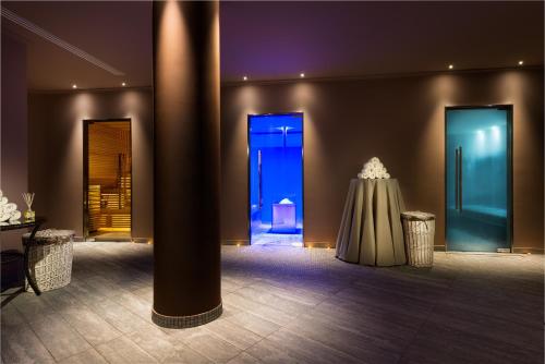 阿巴諾泰爾梅的住宿－杜特麗酒店，一间设有两个蓝色门和一张桌子的房间