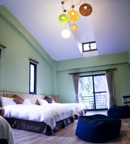 two beds in a room with green walls at Greenfield Villa in Fengping