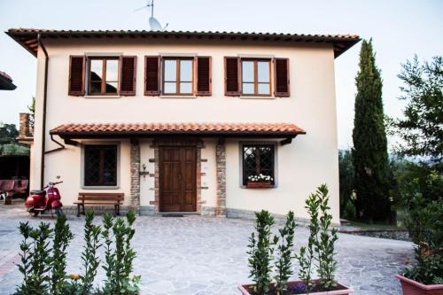 una casa con una moto delante de ella en Villa Il Cipresso, en Terranuova Bracciolini