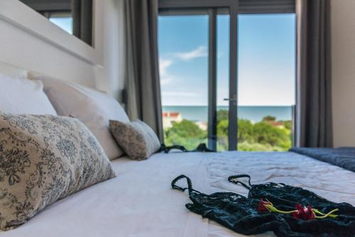 Tempat tidur dalam kamar di Apartments Sun Resort Nikolina