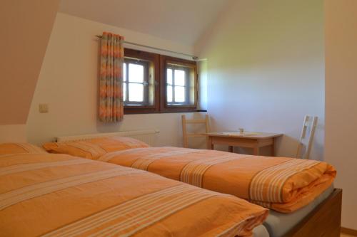2 nebeneinander sitzende Betten in einem Schlafzimmer in der Unterkunft Klügelhütte in Kurort Altenberg