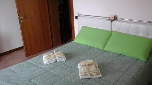 a bed with two towels on top of it at B&B Casabasoti in Valli del Pasubio