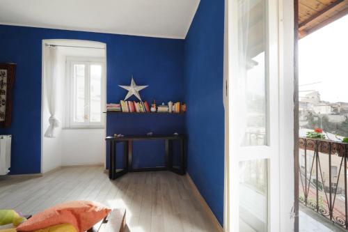 um quarto azul com uma estrela na parede em Casetta di Cleo em Papigno