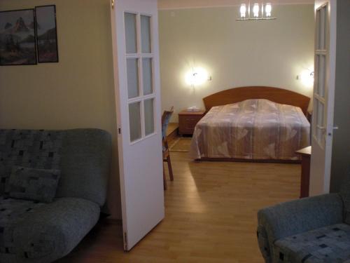 Giường trong phòng chung tại Hotel Plinkšių