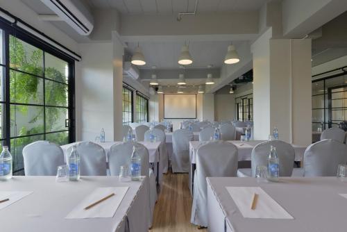 a conference room with white tables and chairs at Ruenthip Pattaya in Pattaya North