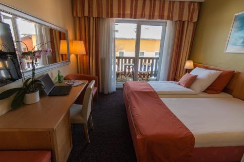 a hotel room with a bed and a desk at Hotel Kreuzwirt in Engerwitzdorf