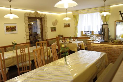 a dining room with tables and chairs in a restaurant at Gästehaus Friedrich in Klöch