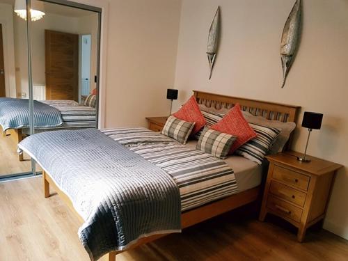 Ένα ή περισσότερα κρεβάτια σε δωμάτιο στο Yvi's 2Bedroom 2Bathroom Apartment